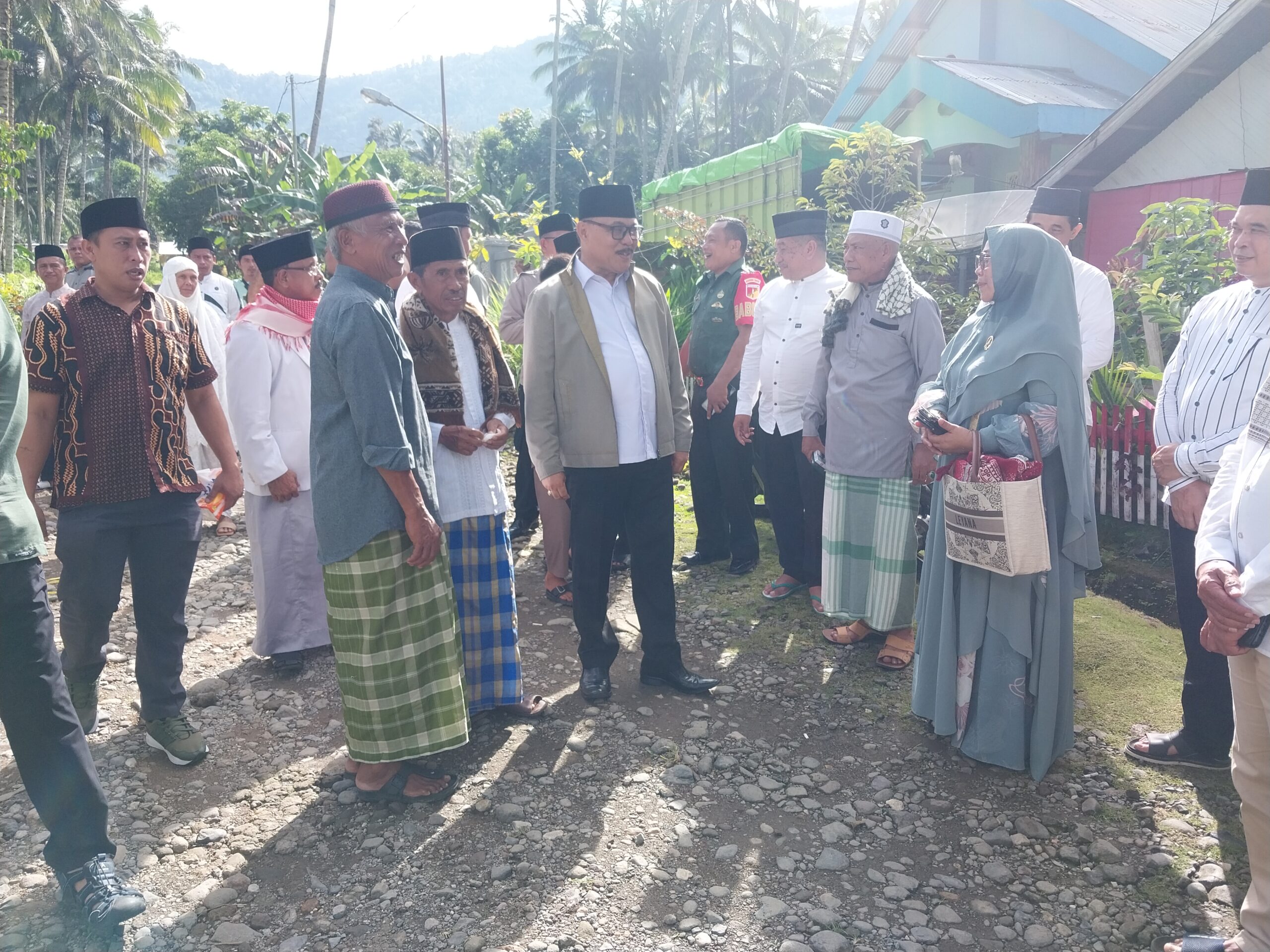 Bupati Limi Mokodompit Sholat Idul Adha di Desa Muntoi dan Serahkan Hewan Qurban