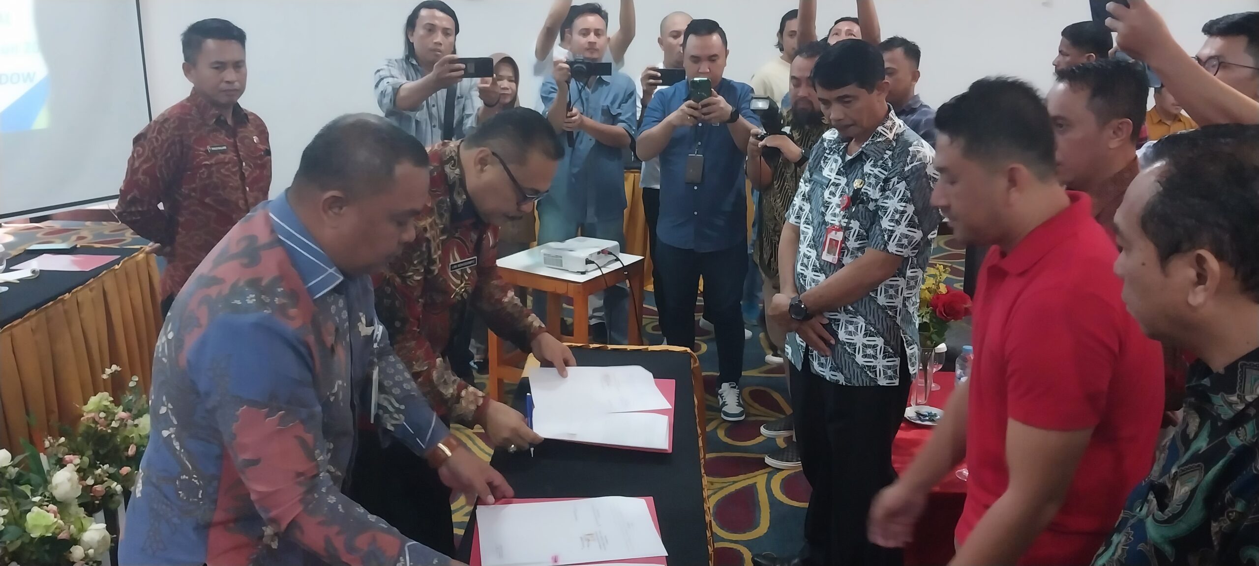 Bupati Limi Mokodompit Tandatangani Nota Kesepahaman dan Perjanjian Kerja bersama BPJS Ketenagakerjaan