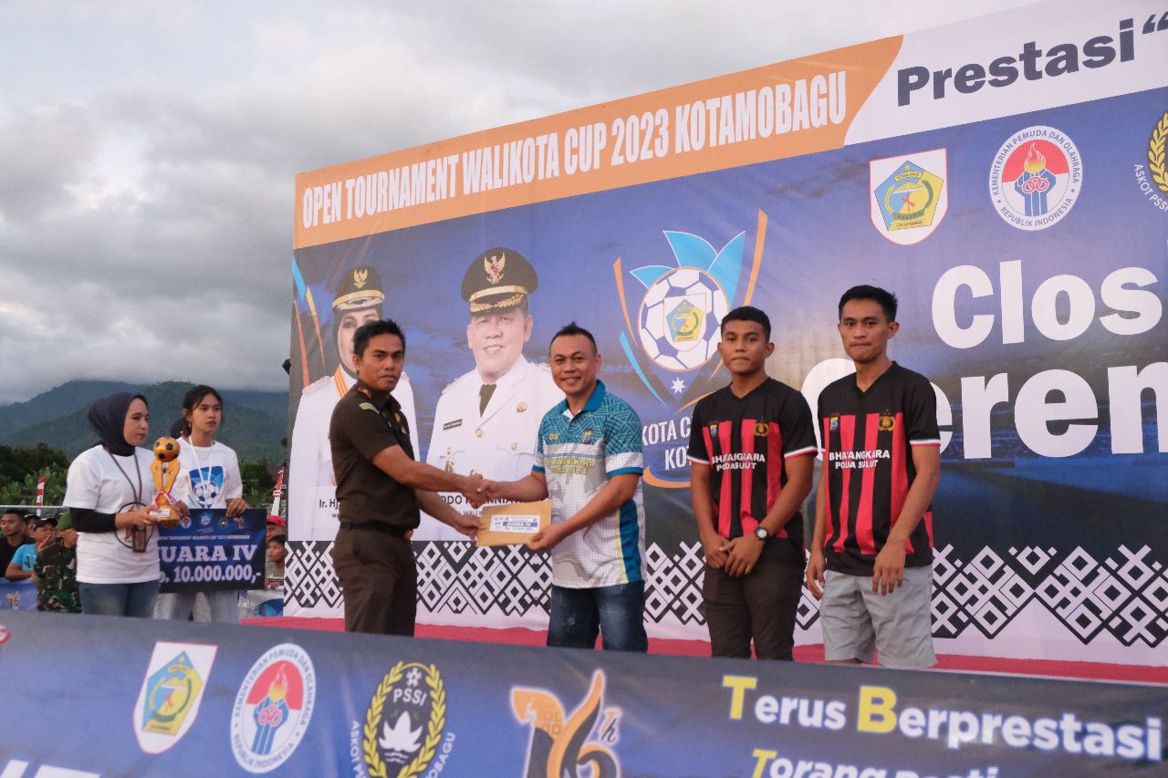 Kajari Elwin Hadiri Penutupan Tournament Sepakbola Wali kota Cup