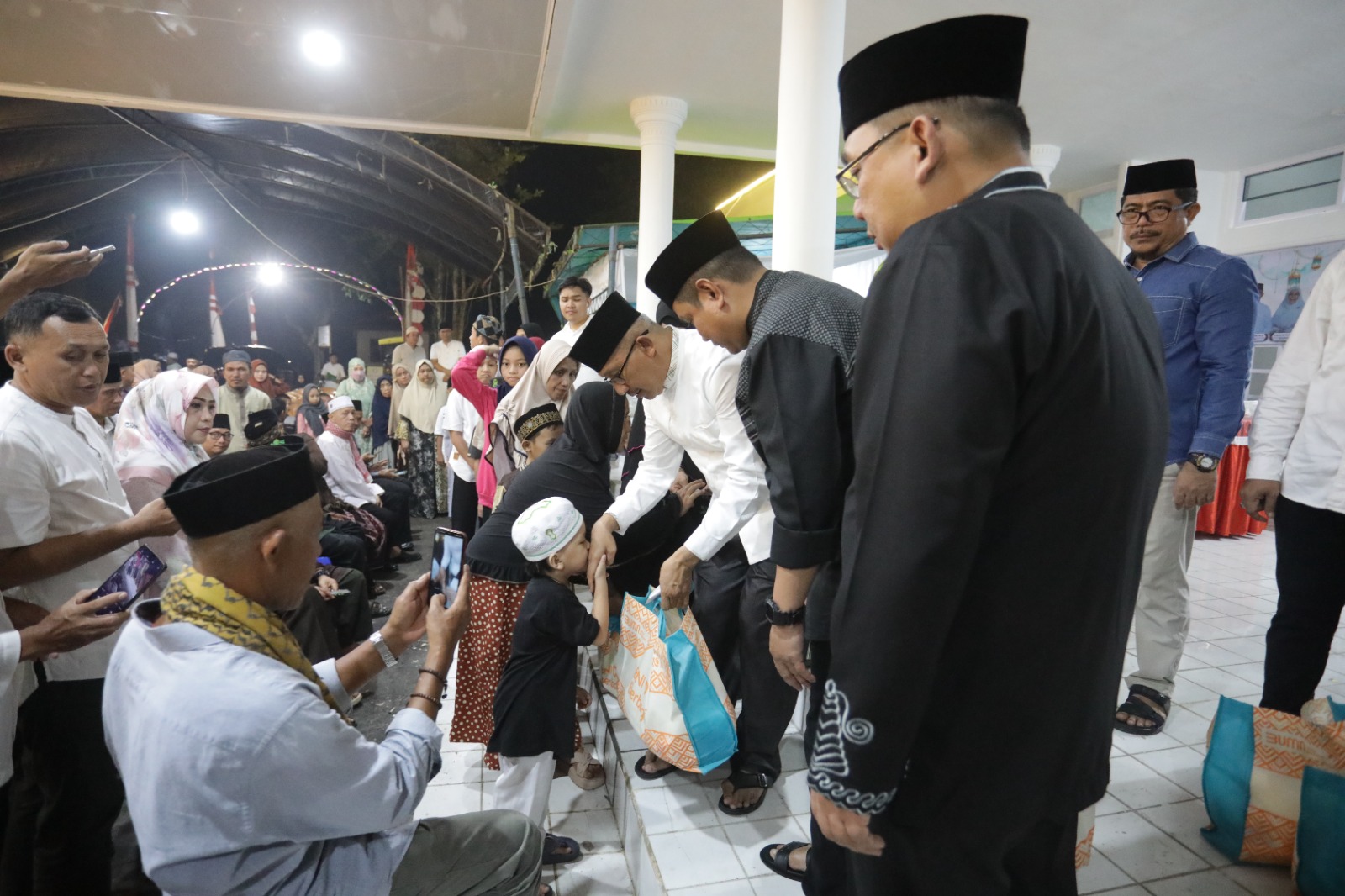 Berlokasi di Eks Rudis Bupati Bolaang Mongondow Pj Wali kota Asripan Nani Buka puasa bersama Masyarakat